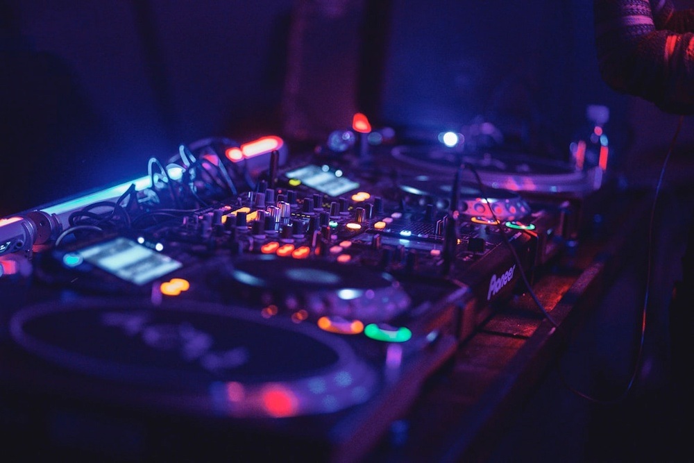 BZZBZZ TECHNO X HALLOWEEN