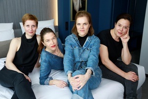 Meike Droste, Fritzi Haberlandt, Sabine Auf der Heyde & Holle Münster im Gespräch mit Paula Lambert: Auf allen Vieren – Eine Uraufführung nach dem gleichnamigen Roman von Miranda July