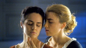 Porträt einer jungen Frau in Flammen