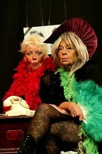 Zwei Witwen sehen rot