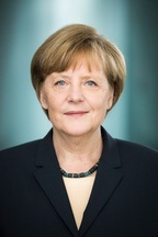 Bundeskanzlerin a.D. Angela Merkel im Gespräch mit Saba-Nur Cheema und Meron Mendel