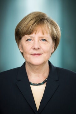 Bundeskanzlerin a.D. Angela Merkel im Gespräch mit Saba-Nur Cheema und Meron Mendel