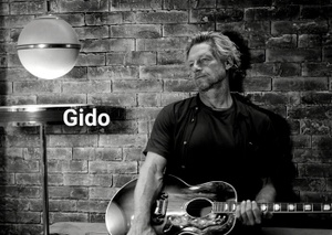 Gido Schwarz live mit Sito - Percussion - und J.J. am Saxofon