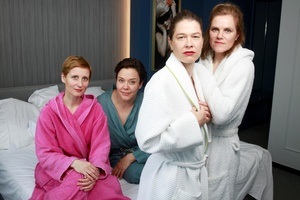 Meike Droste, Fritzi Haberlandt, Sabine Auf der Heyde & Holle Münster: Auf allen vieren – Eine Uraufführung nach dem Roman von Miranda July