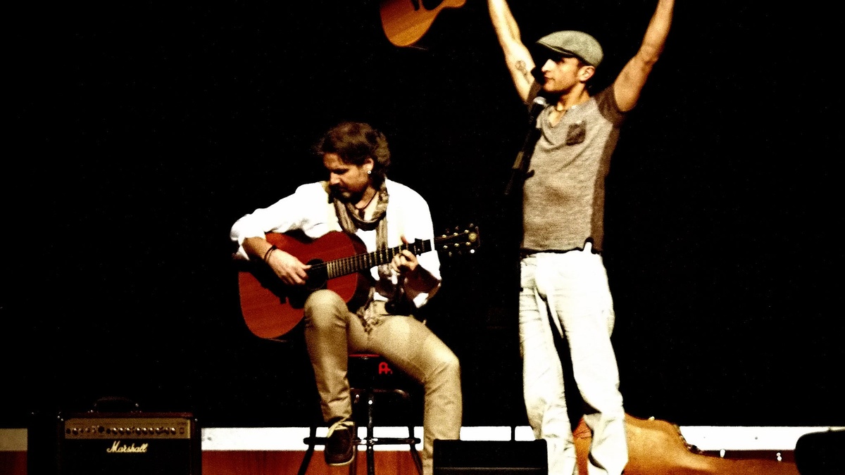 Titelbild der Veranstaltung Simon & Garfunkel - Graceland Duo - mit Streicherquartett und Band