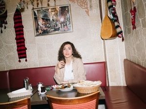 Auf einen Mokka mit Sue: Maya Azzam