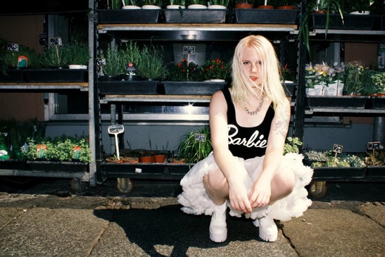 Bohemian Strawberry Fields: Pop-Feminismus am längsten Tag.  DIE SUPERERBIN (& Lesung: KERSTY GRETHER aus "These Girls Forever" über Die Supererbin)