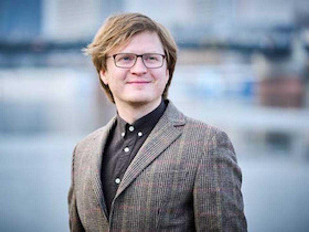 MIT PAUKEN UND TROMPETEN