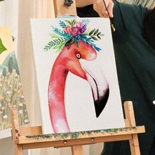 Flamingo mit Blumenkrone
