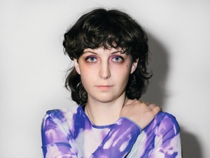 Am Samstag gehen die Mädchen in den Wald und jagen Sachen in die Luft