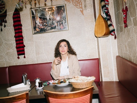 Auf einen Mokka mit Sue: Maya Azzam