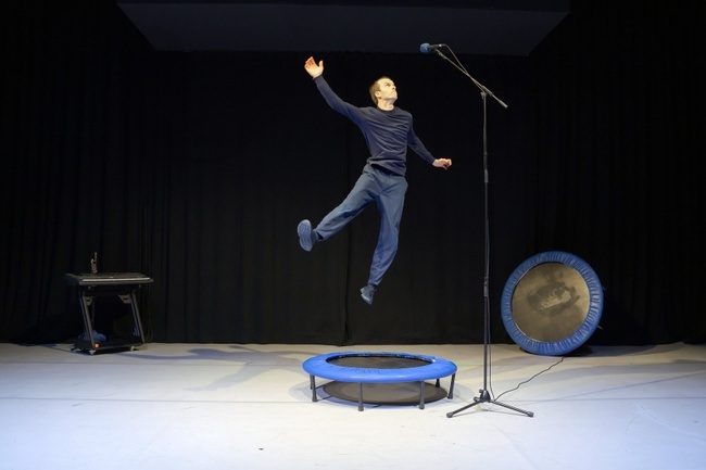Felix Baumann - h̶a̶ ̶h̶a̶ ̶h̶a̶ hi! : a one man show where circus meets comedy
