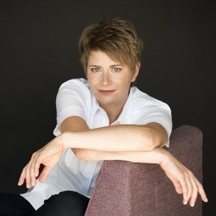 Anja Bihlmaier dirigiert Werke von Strauß, Schostakowitsch und Ravel