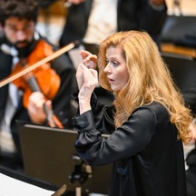 Barbara Hannigan dirigiert Copland, Haydn, Offenbach und Weill