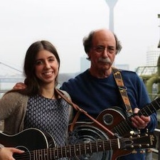 GLOW - Justine und Steve Catran