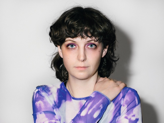 Am Samstag gehen die Mädchen in den Wald und jagen Sachen in die Luft