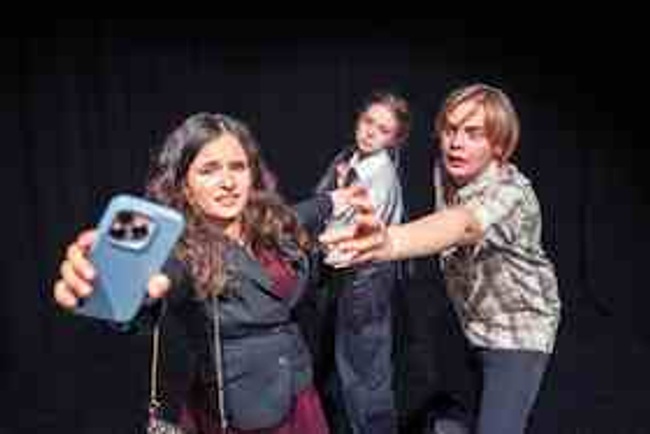 BühnenBande im T-Werk zeigt: "ÜBER LEBEN" (12+)