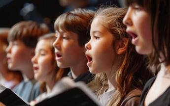 Kinderchor Flora der Hans-Werner-Henze-Musikschule | im Garten des Kunsthaus Flora