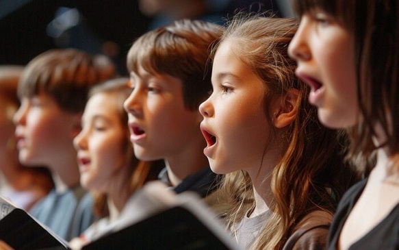 Kinderchor Flora der Hans-Werner-Henze-Musikschule | im Garten des Kunsthaus Flora