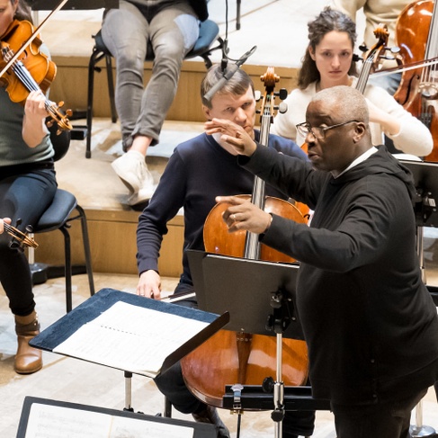 Wayne Marshall dirigiert Korngold und Bernstein