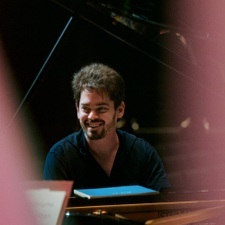 Lahav Shani spielt und dirigiert Mozart und Schönberg