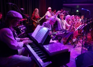 SHINY´S BALLROOM - LOLA SWINGT!