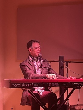 Ulrich Osterland präsentiert „Fingerfood aus drei Jahrzehnten“: Vielseitige Klaviermusik & Gesang von Billy Joel bis Max Raabe. Handgemacht und direkt