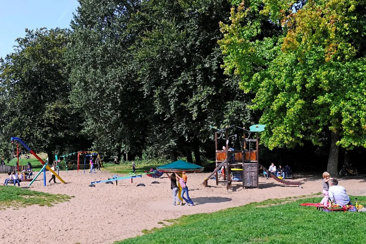 Spiel ohne Ranzen auf der Stadtwaldwiese