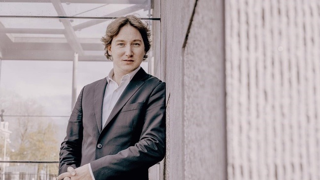 Maxim Emelyanychev Mozart am Clavier