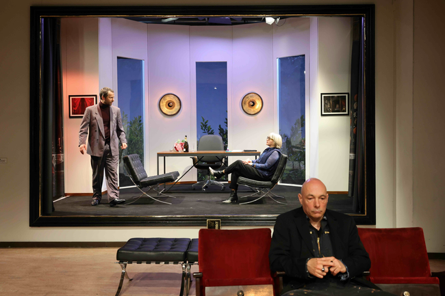 KNECHTE DER KULTURINDUSTRIE