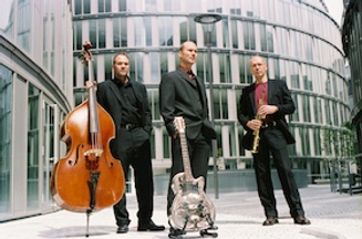 Oliver Steller mit Dietmar Fuhr (Kontrabass) und Bernd Winterschladen (Saxophon)