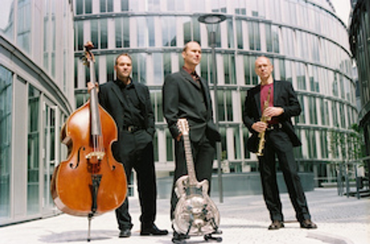 Oliver Steller mit Dietmar Fuhr (Kontrabass) und Bernd Winterschladen (Saxophon)