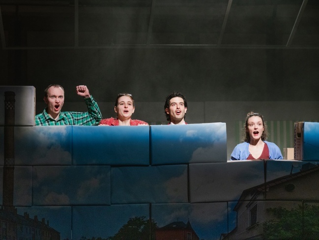 MIT DER FAUST IN DIE WELT SCHLAGEN