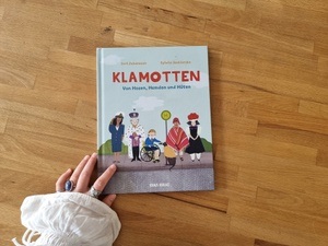 Lesung: Klamotten – Von Hosen, Hemden und Hüten