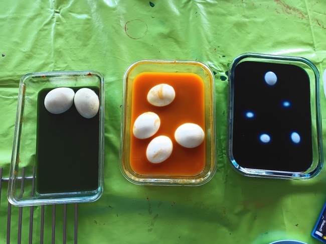 Ostereier mit Pflanzen färben