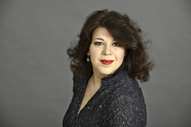 Romantische Paare im Frühling