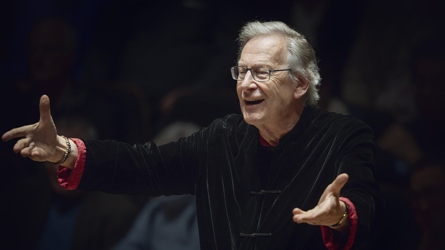 Sir John Eliot Gardiner Singing Christmas