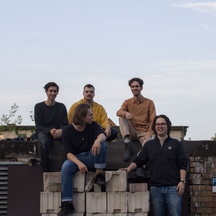 The Whitelake Asylum aus Berlin bieten wilden Psych Rock: Energiegeladene Grooves, kraftvolle Orgel, fette Gitarrensolos, Gospel-Piano und Kraut-Blues