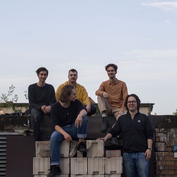 The Whitelake Asylum aus Berlin bieten wilden Psych Rock: Energiegeladene Grooves, kraftvolle Orgel, fette Gitarrensolos, Gospel-Piano und Kraut-Blues