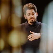 Lahav Shani dirigiert Ligeti, Strawinsky & Brahms
