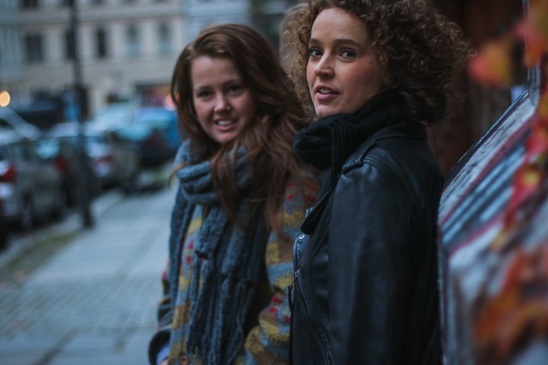 SISSOS - SISSOS (Australien): Acoustic duo – Australian sisters. Feel-good upbeat bluesy folk tunes with vocal harmonies, guitars, and percussion