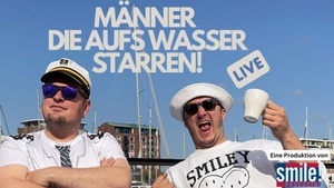 Männer, die aufs Wasser starren