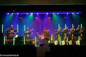 Lumberjack BigBand feat. Fola Dada (voc) und Joo Kraus (trp)