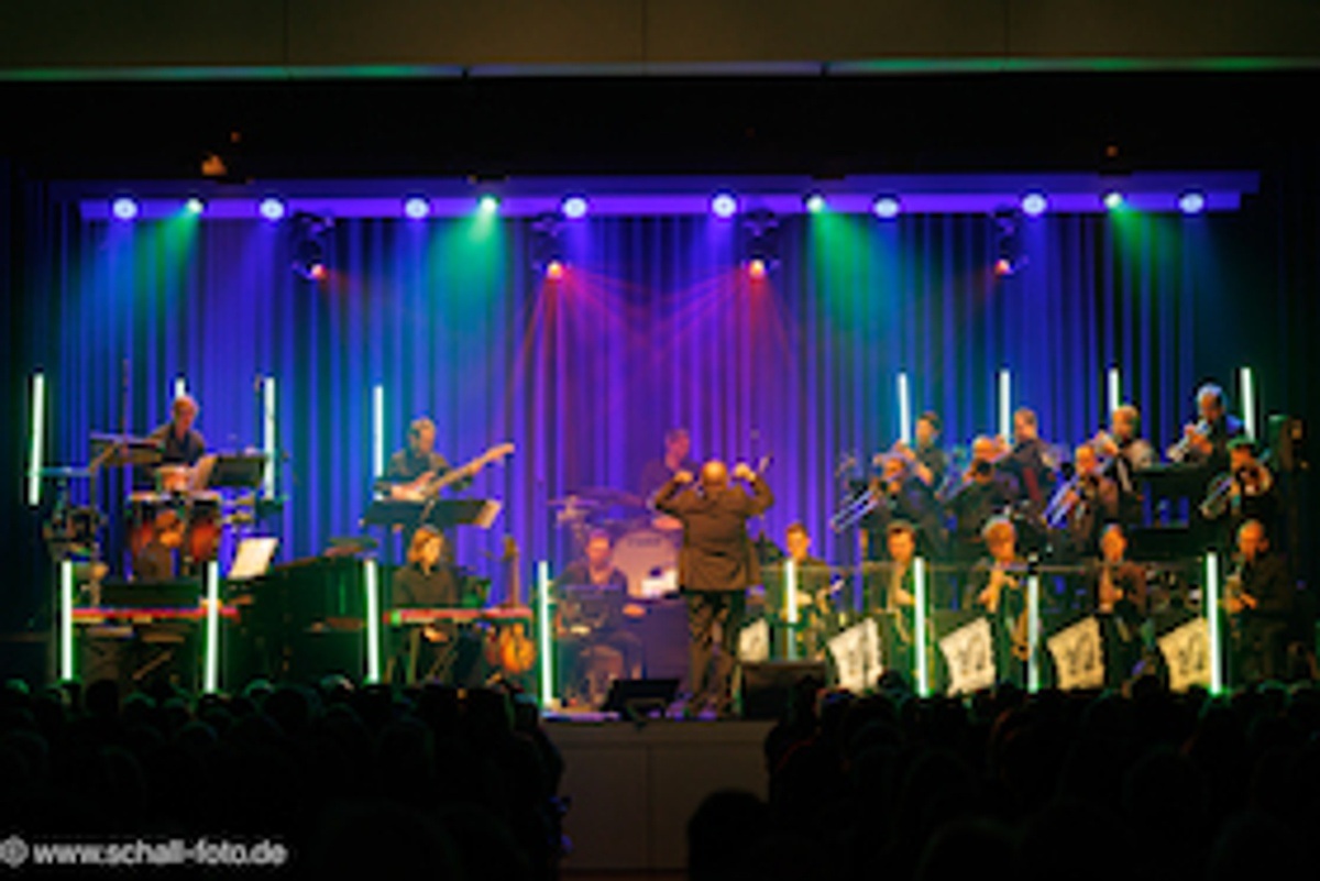 Lumberjack BigBand feat. Fola Dada (voc) und Joo Kraus (trp)