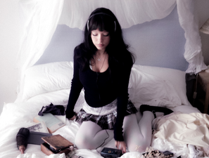 Esha Tewari - EU/UK DEBUT TOUR