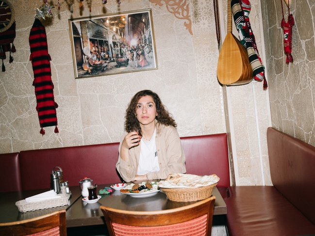 Auf einen Mokka mit Sue: Maya Azzam