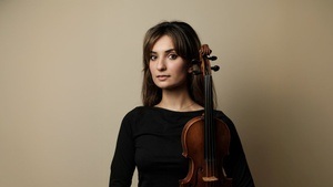 Ava Bahari, Violine