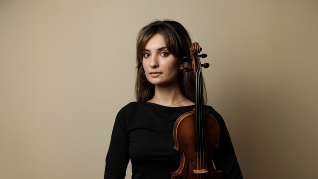 Ava Bahari, Violine