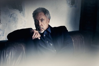 Tom Jones - COME GATHER ROUND 2026 | Ticket + Hotel