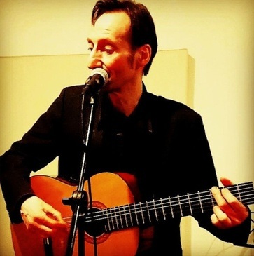 André Hanelt fand seine Stimme im Schulchor, lernte Gitarre und war Rock-Frontmann. Heute spielt er sanfte eigene deutsche Songs, Schlager & Hits.
